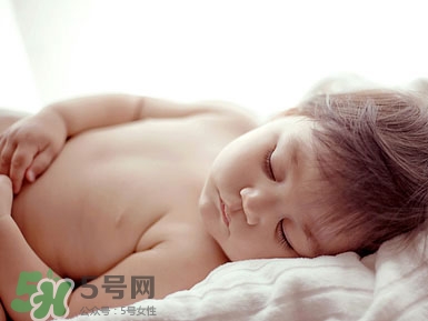 宝宝睡觉不安稳的表现(宝宝睡觉不安稳是什么原因)
