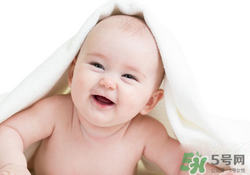 奶水不够可以喝奶粉吗,婴儿喝牛奶粉好还是喝羊奶粉好