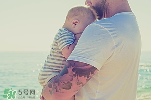 抱小孩子的正确姿势,抱小孩正确姿势