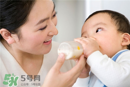 打了预防针多久可以转奶,宝宝打预防针期间可以转奶吗