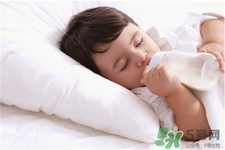 喝配方奶粉的宝宝每天需要喝多少水,婴儿喝奶粉喝水要喝多少