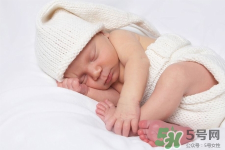 冬天宝宝睡觉穿衣指南,冬天宝宝穿什么衣服睡觉?