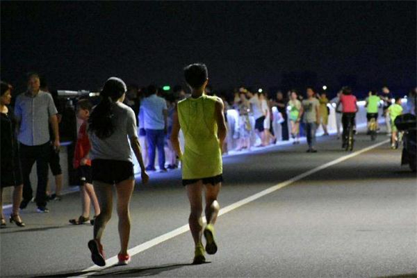 晚上怎么跑步比较好(晚上怎么跑步最合理)