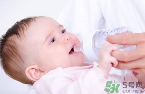 您好,宝宝喝水经常呛到怎么办,宝宝喝水老是呛到怎么回事