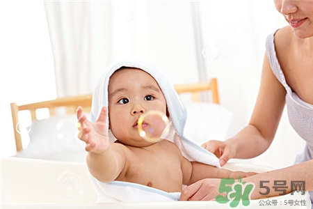 宝宝冬天洗澡冷怎么解决,冬天太冷婴儿洗澡怎么弄