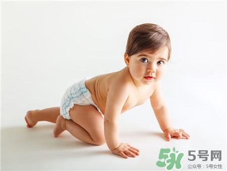 冬天如何给宝宝换纸尿裤,冬季给宝宝换纸尿裤太冷怎么办 冬天如何给宝宝换纸尿裤,冬季给宝宝换纸尿裤太冷怎么办