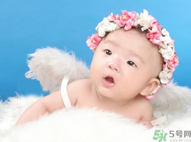 宝宝睡觉喜欢把手举起来睡,一夜手特别凉,宝宝睡觉喜欢把手举起来,会不会着凉