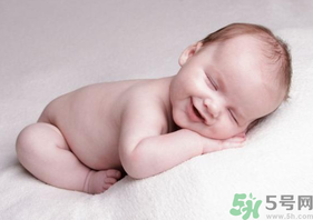 秋天宝宝晚上睡觉穿什么衣服,冬季婴儿穿什么衣服睡觉