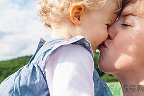 秋天婴儿什么时间晒太阳好,婴儿冬天几点晒太阳好 秋天婴儿什么时间晒太阳好,婴儿冬天几点晒太阳好