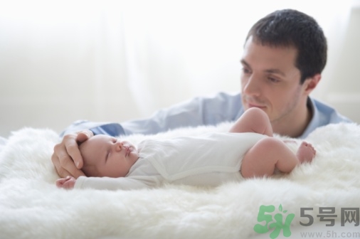 宝宝戴手套有什么危害,给婴儿戴手套好吗 宝宝戴手套有什么危害,给婴儿戴手套好吗