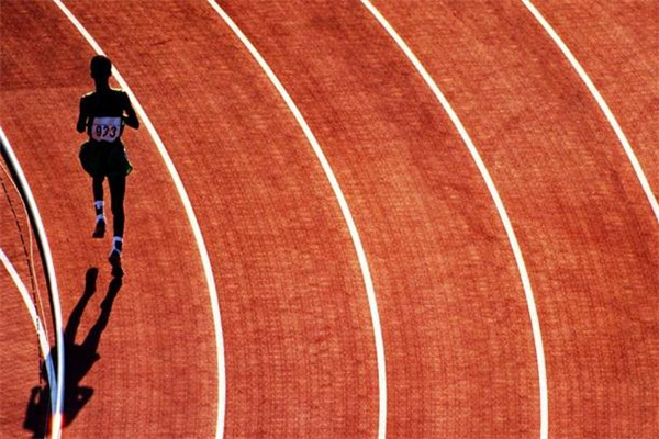 原地跑步的正确姿势(原地跑步的正确姿势视频)