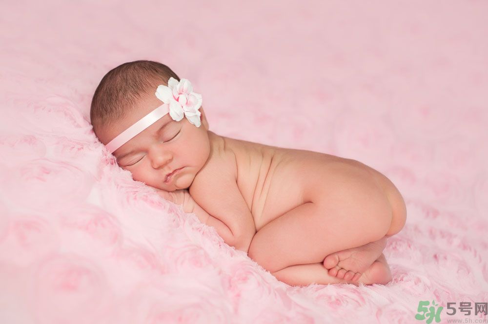 宝宝睡觉不踏实什么原因,宝宝趴着睡觉还哭闹是什么原因 宝宝睡觉不踏实什么原因,宝宝趴着睡觉还哭闹是什么原因