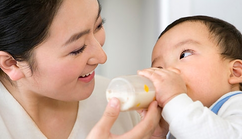 宝宝吃奶量标准,新生儿一次吃奶标准量是多少为正常