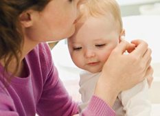 宝宝用手抓耳朵是怎么回事,宝宝总是用手抓耳朵