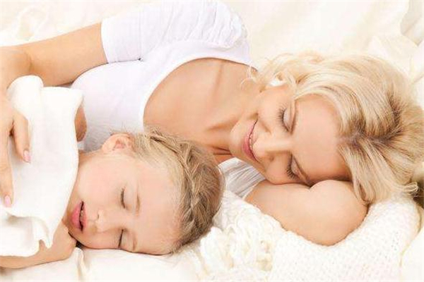 宝宝睡觉黑白颠倒了,有什么好办法纠正,怎样调整1岁宝宝黑白睡颠倒 宝宝睡觉黑白颠倒了,有什么好办法纠正,怎样调整1岁宝宝黑白睡颠倒