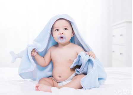 小孩长水痘会不会留疤,小孩出水痘脸上留了个疤长大能好吗