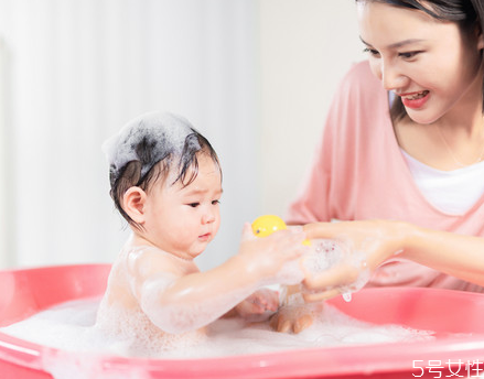 宝宝退烧了可以洗澡吗夏天,宝宝退烧了可以洗澡吗? 宝宝退烧了可以洗澡吗夏天,宝宝退烧了可以洗澡吗?