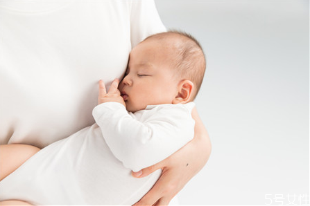 婴儿的鼻孔里有鼻屎怎么弄出来,怎样清理宝宝鼻屎