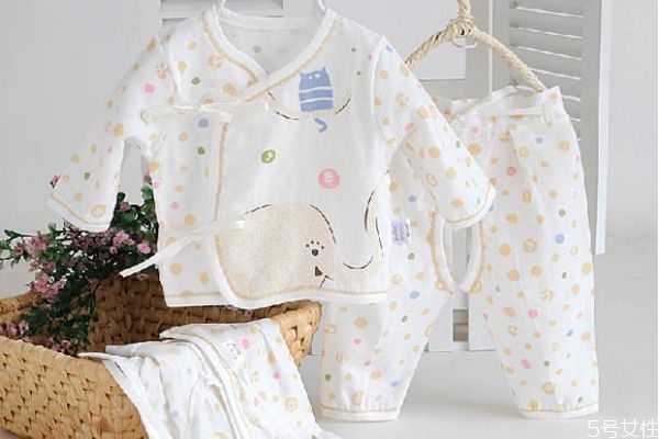 宝宝要穿保暖内衣吗,宝宝穿保暖内衣里面穿什么