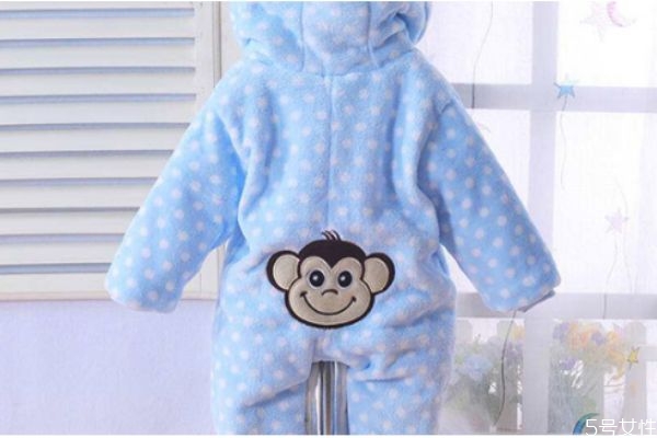 婴幼儿穿连体衣的好处,宝宝穿连体衣好吗