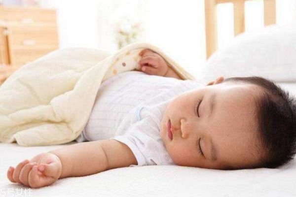 宝宝睡觉时流口水是什么原因引起的,宝宝睡觉流口水正常吗