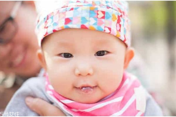 宝贝吐泡泡怎么回事,宝宝为什么吐泡泡唾沫 宝贝吐泡泡怎么回事,宝宝为什么吐泡泡唾沫