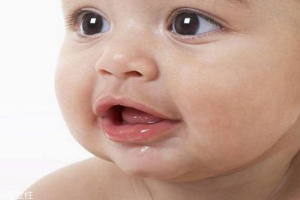婴儿的脸捏了会多口水吗,宝宝捏脸蛋会流口水吗 婴儿的脸捏了会多口水吗,宝宝捏脸蛋会流口水吗