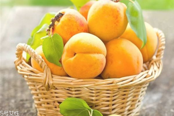 宝宝可以吃黄桃吗,宝宝可以吃黄桃吗十个月