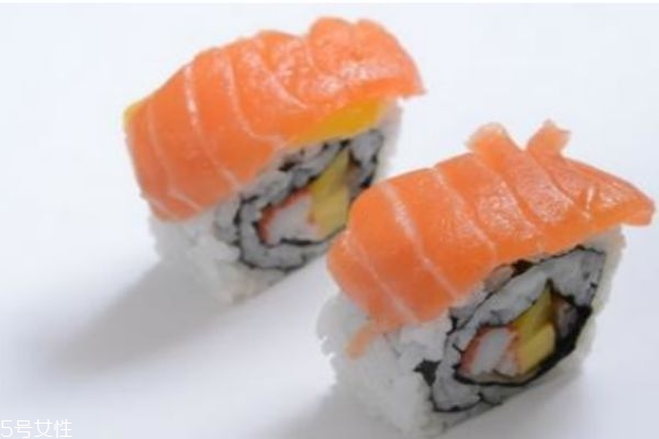 一岁宝宝能吃三文鱼吗,三文鱼给宝宝做辅食怎么做