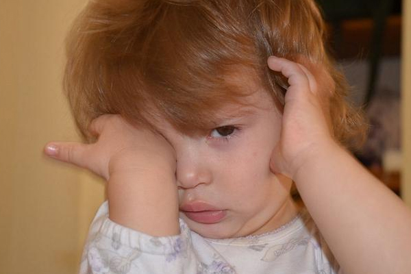 小朋友经常揉眼睛是怎么回事,小孩爱揉眼睛什么原因