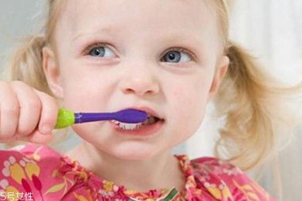 儿童几岁开始刷牙比较好,孩子几岁可以洗牙 儿童几岁开始刷牙比较好,孩子几岁可以洗牙