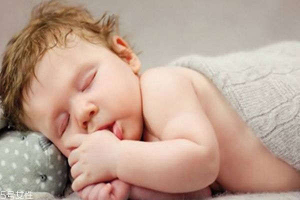月子里宝宝的正确睡姿,1至3个月宝宝的正确睡姿