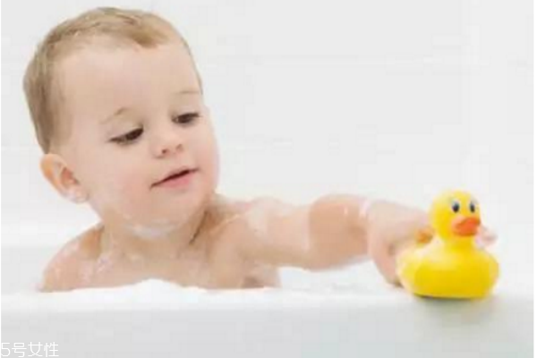 哪里有专门给宝宝洗澡的地方,在家给宝宝洗澡怎么洗