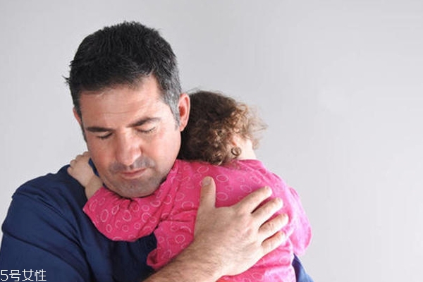 拥抱的抱抱,拥抱让他成长