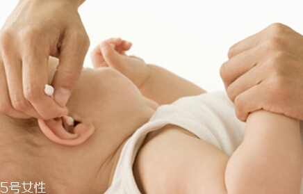 宝宝耳屎有硬块怎么办,宝宝耳朵耳屎结成硬块不处理行吗