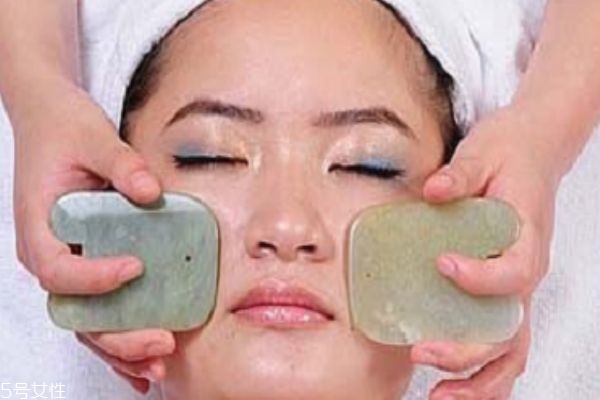 面部刮痧脸部发红,面部刮痧后发热正常吗 面部刮痧脸部发红,面部刮痧后发热正常吗