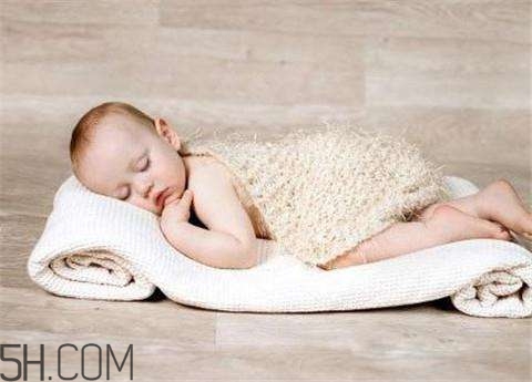 宝宝长湿疹的原因有哪些,宝宝身上长湿疹是什么原因引起的 宝宝长湿疹的原因有哪些,宝宝身上长湿疹是什么原因引起的