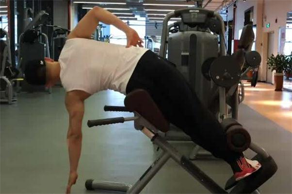 罗马椅挺身可以练哪些部位(罗马椅挺身的正确方法)