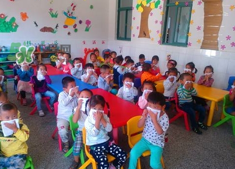 有的家长认为,既然把孩子送到幼儿园,送孩子上幼儿园 有的家长认为,既然把孩子送到幼儿园,送孩子上幼儿园