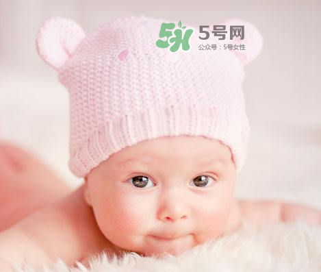 立秋后宝宝睡觉要穿袜子吗,入秋后婴儿需要穿袜子吗