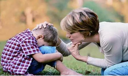 小孩子在幼儿园不合群怎么办,孩子在幼儿园受了欺负怎么办