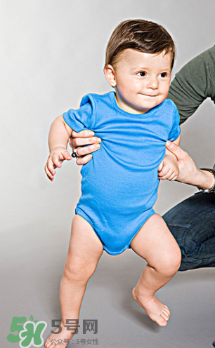 宝宝内八字脚是什么原因形成的,小孩脚内八字是什么原因