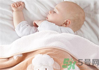 婴儿被子多大多厚合适,如何判断给孩子盖的被子薄还是厚 婴儿被子多大多厚合适,如何判断给孩子盖的被子薄还是厚