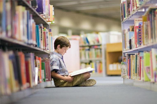 幼儿睡前阅读什么书合适,睡前看什么书比较好