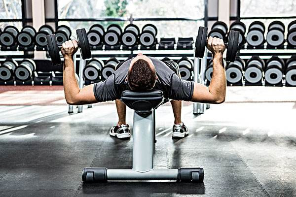 举哑铃的正确方法(举哑铃的正确方法视频)