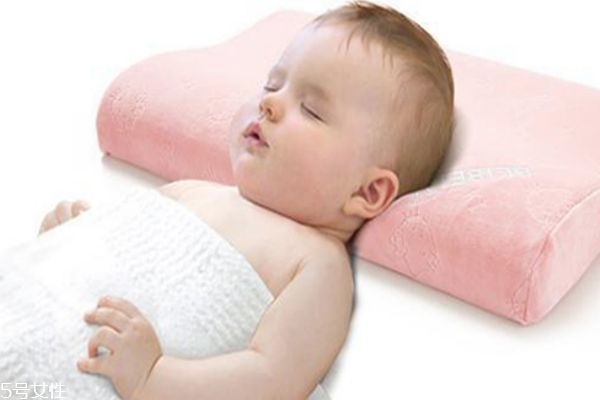 宝宝不枕枕头的危害,婴儿不用枕头好不好