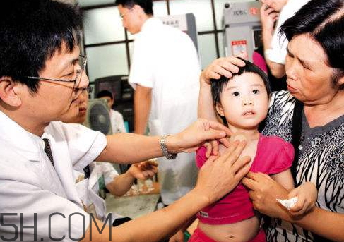 三九贴皮肤上都会起泡吗,贴了三九贴后皮肤起水泡