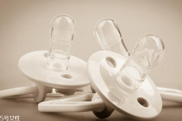 安抚奶嘴怎么挑选,安抚奶嘴应该买什么形状的