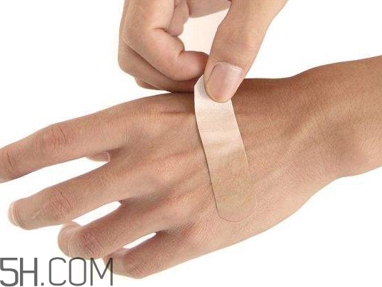 创可贴怎么撕下来不痛 创可贴正确使用方法,创可贴怎么撕下来不疼