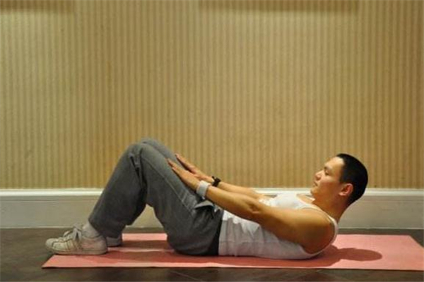 仰卧卷腹动作标准(仰卧卷腹动作要领)